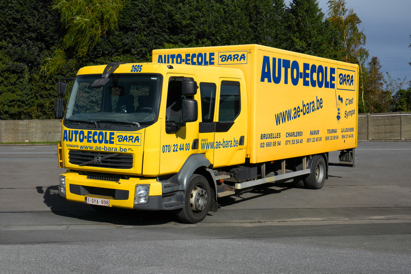 Camion jaune Bara pour le passage du permis C
