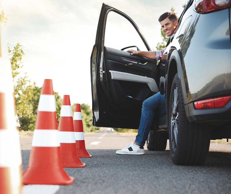 Jeune homme passant le permis B pratique